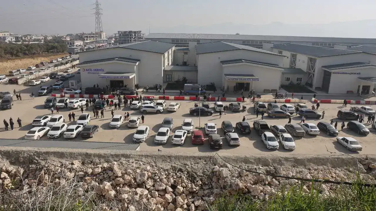 Hatay’da “Canlı Bombayım” Dedi: Hastanenin Altını Üstüne Getirdi! 6